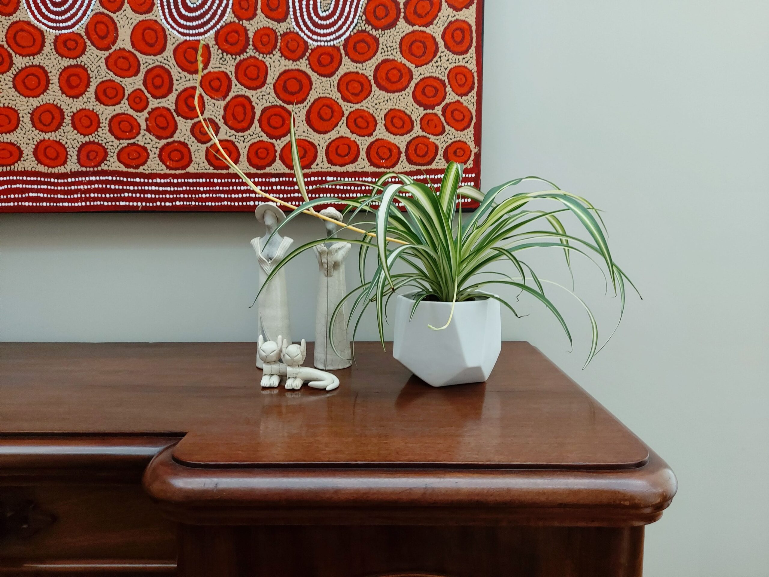 d1d627f4abf723dda5a238f224ed38420fec73b4 (1) Plant pot on desk